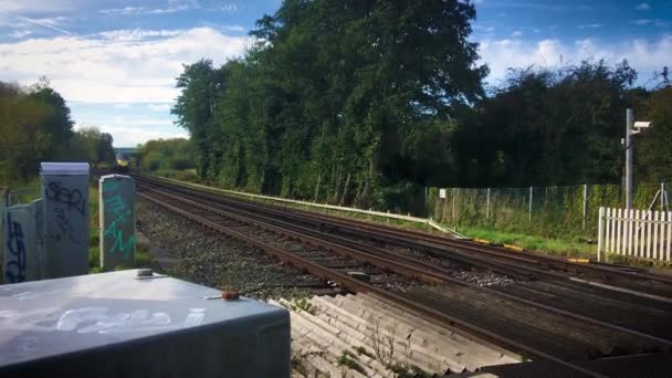 Południowo-wschodni pociąg dużych prędkości Javelin przejeżdżający przez wiejskie przejście kolejowe, Kent, Wielka Brytania. — Wideo stockowe