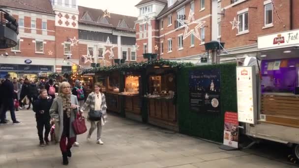 Un bullicioso Mercado de Navidad de Canterbury en diciembre de 2021. — Vídeos de Stock