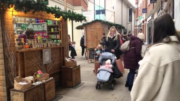 Personas caminando por el Mercado de Navidad de Canterbury en diciembre de 2021. — Vídeos de Stock