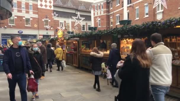 People shopping at Canterbury Christmas Market in December 2021. — Video Stock