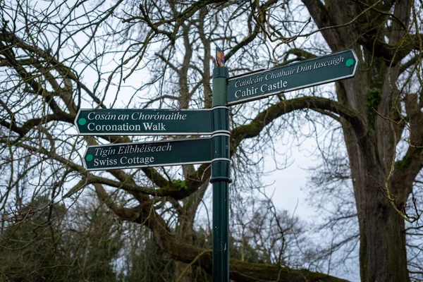 Touristenschild am Schloss Cahir, Tipperary, Irland, das auf das Schloss Cahir, das Schweizer Häuschen und den Krönungsweg hinweist. — Stockfoto