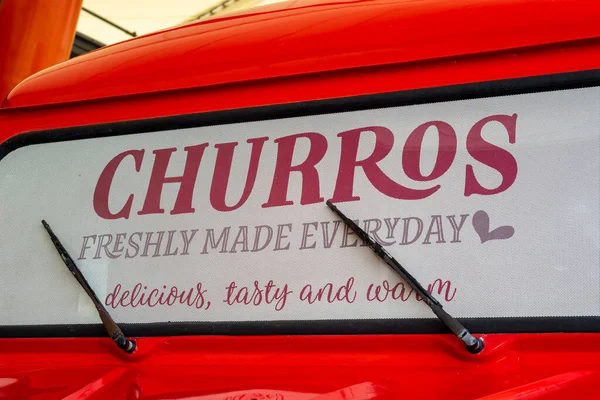 Nisan 2022 'de Ashford Outlet Merkezi' nde kırmızı Churros yemek kamyonetinin ön camını kapat..