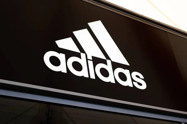 Ashford Outlet Center, Kent, İngiltere, İngiltere 'de logolu Adidas spor mağazası tabelası..