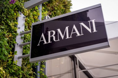 Ashford Outlet Center, Kent, İngiltere 'deki Armani perakende mağazası tabelasını kapatın..