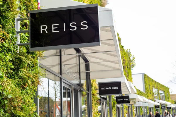 Reiss İngiliz moda mağazası Ashford Outlet Center, Kent, İngiltere 'de giriş tabelası.