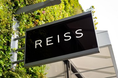 Reiss İngiliz moda mağazası Ashford Outlet Center, Kent, İngiltere 'de giriş tabelası.