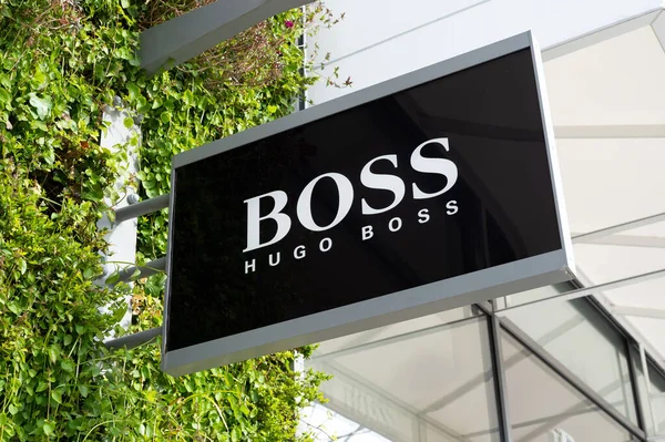 Hugo Boss Moda Dükkanı 'nın Ashford Outlet Center, Kent, İngiltere' deki logosunu kapatın..