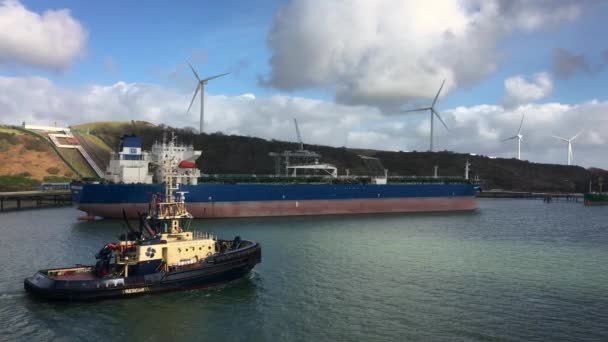 Pembroke Port Wales Feb 2022 Корабель Малих Човнів Повз Великі — стокове відео