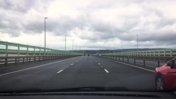 Vista Cámara Del Parabrisas Desde Coche Que Viaja Sobre Puente — Vídeos de Stock