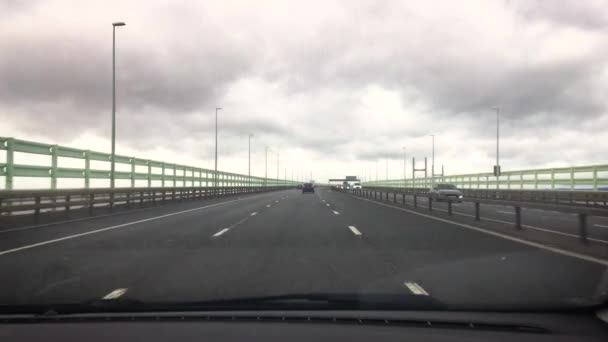 从英格兰到威尔士的威尔士王子桥上行驶的汽车的挡风玻璃凸轮视图 高质量的4K镜头 第三部分第1部分 — 图库视频影像