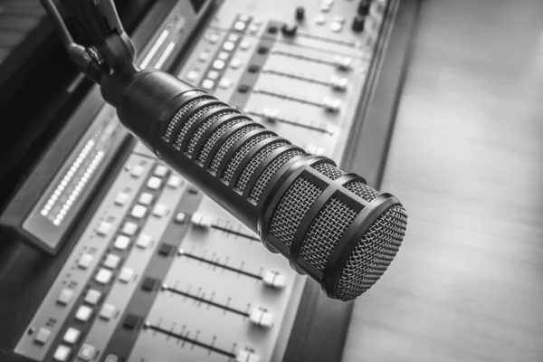 Stüdyoda Profesyonel Mikrofon Ses Karıştırıcı — Stok fotoğraf