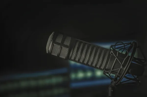 Επαγγελματικό Μικρόφωνο Και Μίξερ Ήχου Στο Στούντιο Του Ραδιοφωνικού Σταθμού — Φωτογραφία Αρχείου