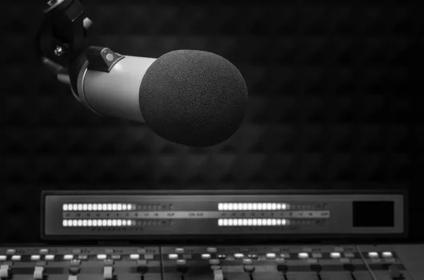 Επαγγελματικό Μικρόφωνο Και Μίξερ Ήχου Στο Στούντιο Του Ραδιοφωνικού Σταθμού — Φωτογραφία Αρχείου