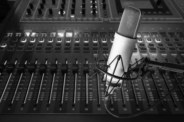 Professzionális Mikrofon Hangkeverő Stúdióban — Stock Fotó