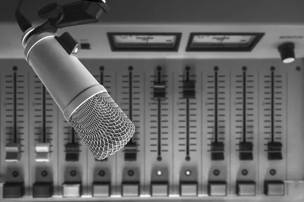 Stüdyoda Profesyonel Mikrofon Ses Karıştırıcı — Stok fotoğraf