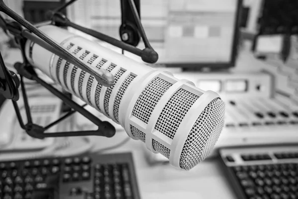 Radyo Istasyonunda Profesyonel Mikrofon Ses Karıştırıcı — Stok fotoğraf