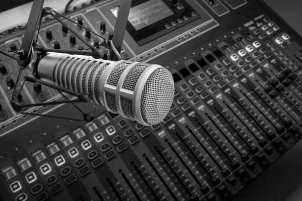 Professzionális Mikrofon Hangkeverő Rádióállomás Stúdióban — Stock Fotó