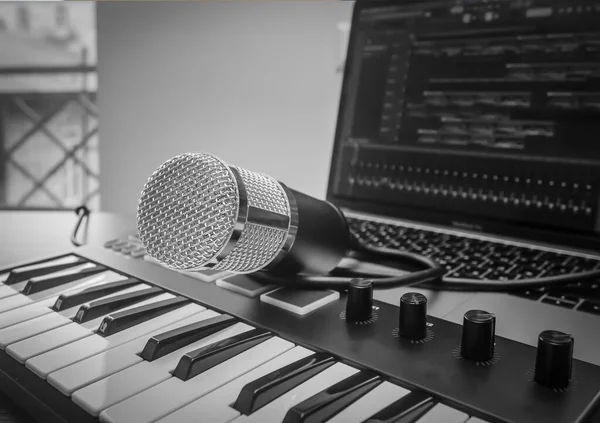 Home Music Studio Microphone Midi Keyboard Laptop — Stockfoto
