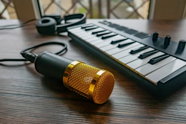 Home Music Studio Microphone Midi Keyboard — Stock Photo, Image