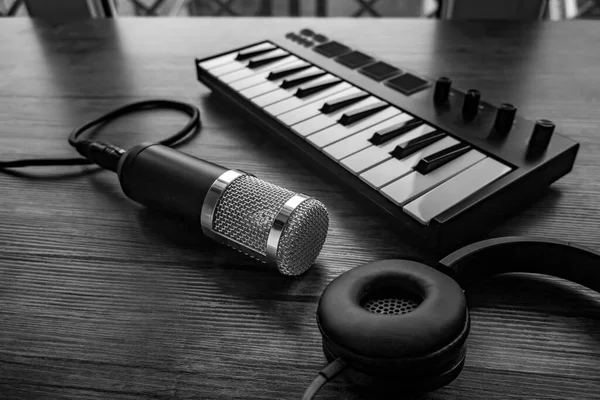 Home Music Studio Microphone Midi Keyboard — Stock Photo, Image