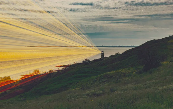 Sahildeki bir fenerden gelen ışık huzmesi 