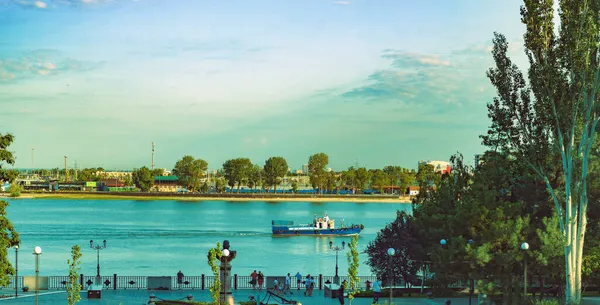 Bir römorkör nehirde yüzer 