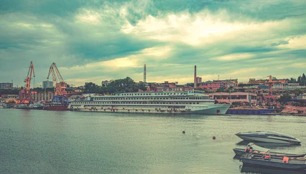 yolcu gemisi limanda 