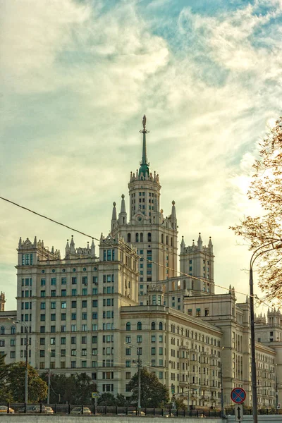 Mavi gökyüzünün arka planında bir kule 