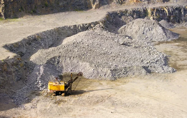 Machine at the quarry for the extraction of granite — Stock Photo, Image