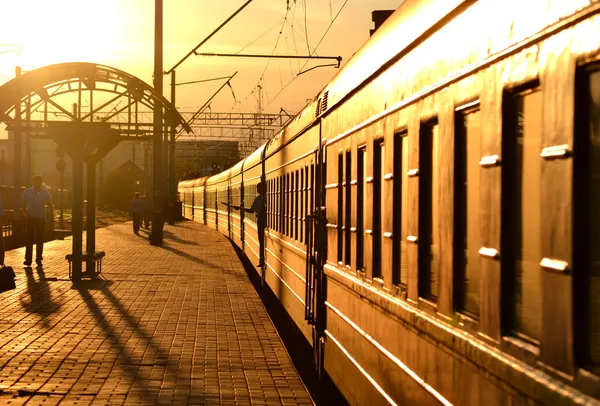 tren istasyonda.
