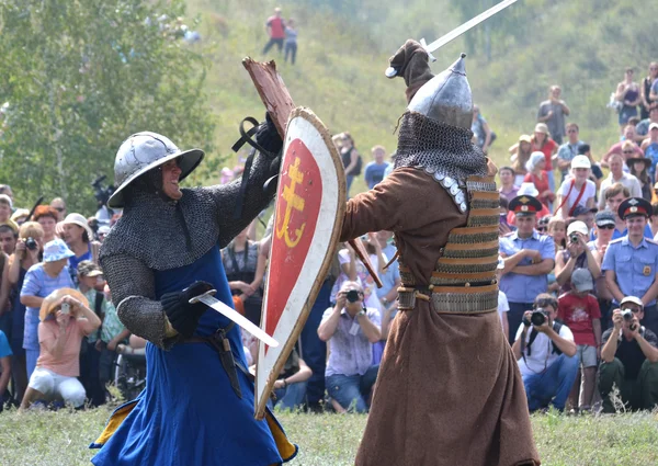 Fight between two warriors reenactors — Stock Photo, Image