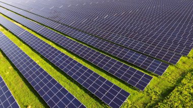 Güneş enerjisi istasyonu panelleri üzerinde hava aracı görüntüleme uçuşu.