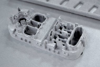 Endüstriyel toz 3D yazıcıya yakın plan yazdırılmış nesne.