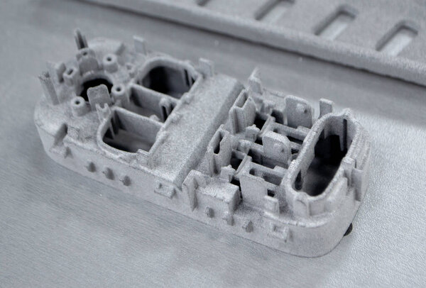 Объект, отпечатанный на промышленном порошковом 3D принтере крупным планом.