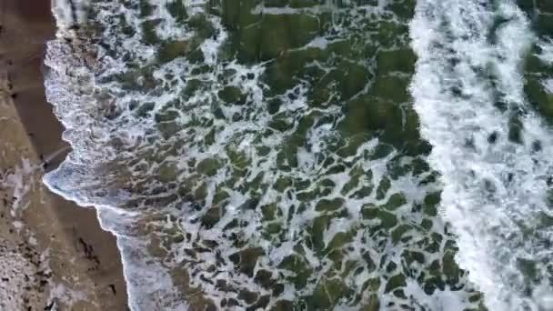 Drohnenflug über Meereswellen, die auf sandiges Ufer rollen. — Stockvideo