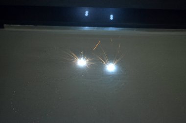 Metal 3D yazıcı, metal tozunun lazerini eriterek hacim biçimini yazdırıyor.