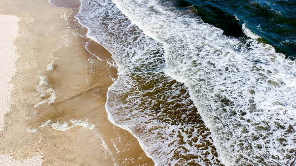 Luchtdrone Zicht Vlucht Zee Golven Die Rollen Zandige Kust Bovenaanzicht — Stockfoto