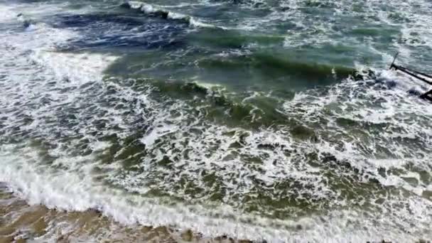 Aereo drone vista volo sopra le onde del mare che rotolano sulla riva sabbiosa. — Video Stock