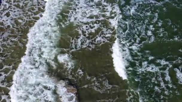 Αεροσκάφος άποψη πτήσης πάνω από τα κύματα της θάλασσας που κυλούν στην αμμώδη ακτή. — Αρχείο Βίντεο