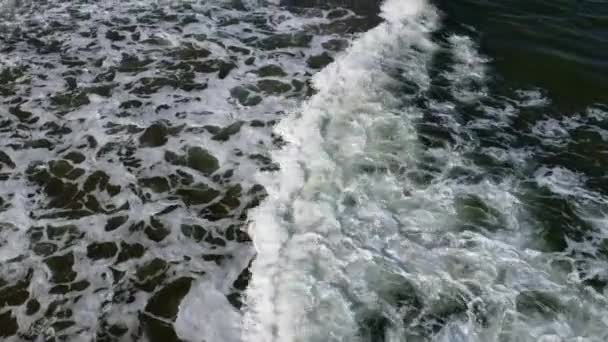 Avión teledirigido vuelo sobre las olas del mar que rodar sobre la orilla arenosa. — Vídeo de stock