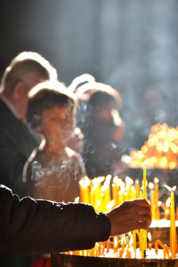 insan eli kilisede bir mum yanar