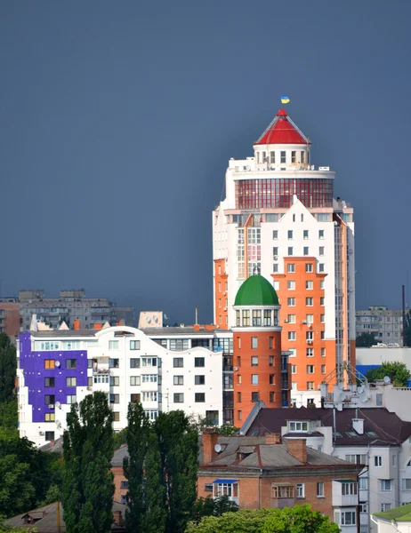 Hohes weißes und orangefarbenes Gebäude — Stockfoto