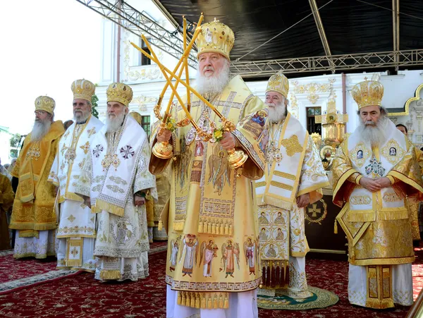 Patriarch Kirill and the other bishops on the service in Kiev, i — Stock Photo, Image