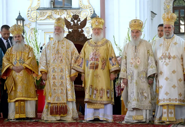 Патриарх Кирилл и другие епископы на богослужении в Киеве — стоковое фото