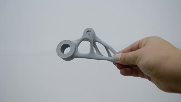 Persona sosteniendo en sus manos modelo impreso en polvo impresora 3d primer plano. — Vídeos de Stock