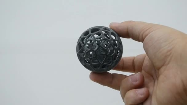 Személy a kezében modell nyomtatott por 3D nyomtató közelkép. — Stock videók
