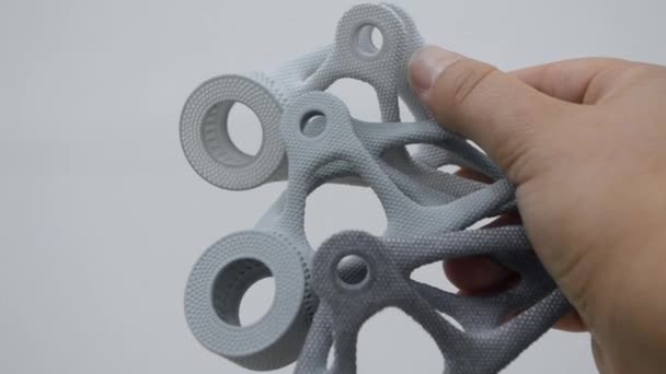 Persona che tiene in mano il modello stampato sulla stampante 3D a polvere primo piano. — Video Stock
