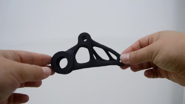 Personne tenant dans ses mains modèle imprimé sur poudre imprimante 3D gros plan. — Video