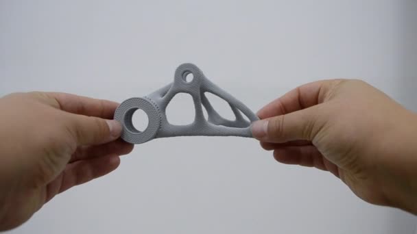 Personne tenant dans ses mains modèle imprimé sur poudre imprimante 3D gros plan. — Video
