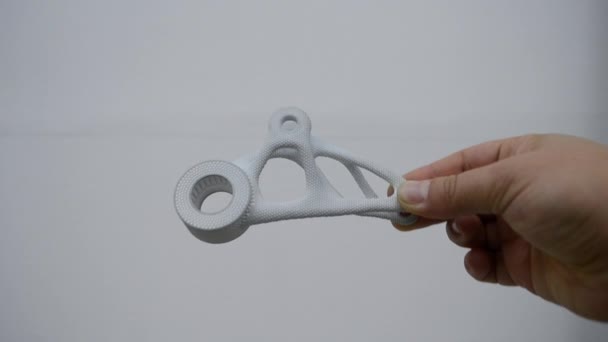 Persoon in zijn handen model gedrukt op poeder 3d printer close-up. — Stockvideo